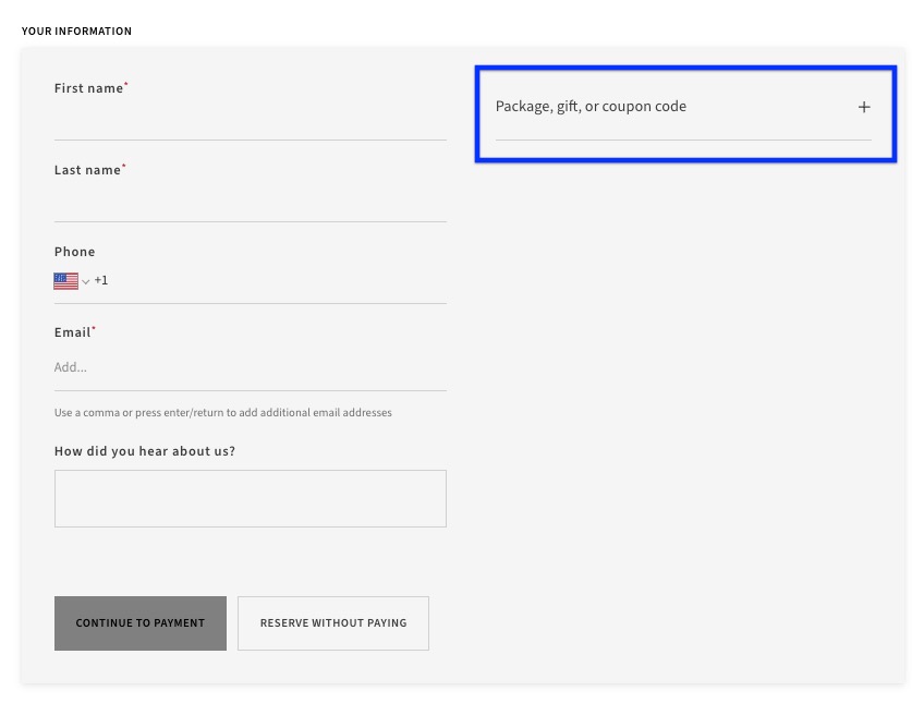 Uma captura de tela mostra a tela onde os clientes dão as informações durante o agendamento. No canto superior direito, uma caixa destaca a opção "Pacote, presente ou código de cupom".