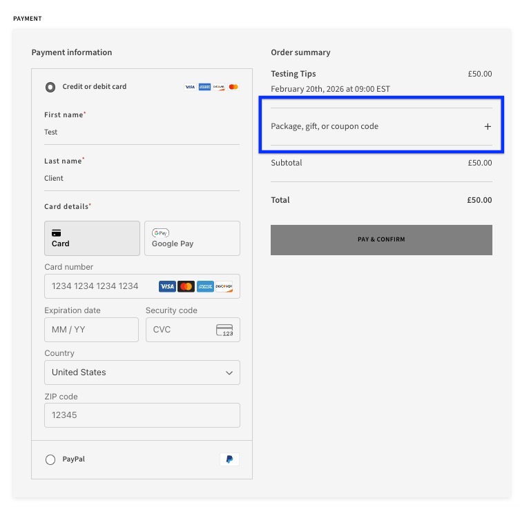 Ein Screenshot zeigt den Bildschirm, auf dem Kunden während der Buchung ihre Zahlungsinformationen eingeben. In der Summenspalte auf der rechten Seite des Bildschirms wird die Option für „Paket-, Geschenk- oder Gutscheincode“ in einem Feld hervorgehoben.