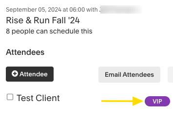 Ein Screenshot zeigt Termindetails aus einem Gruppenkurs. Das Label befindet sich neben dem Namen des Kunden.