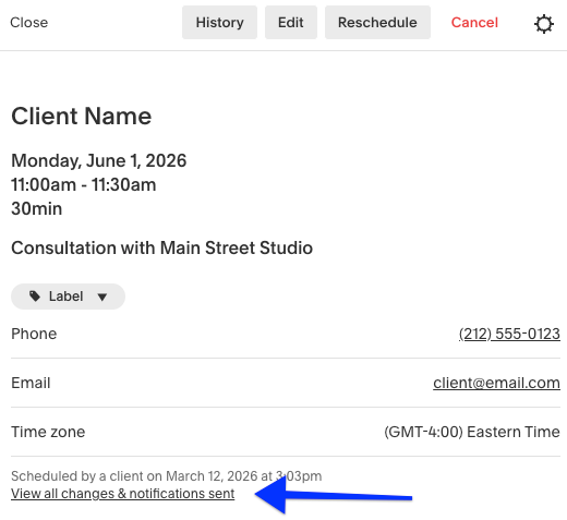 Le lien qui permet de consulter toutes les modifications et les notifications envoyées apparaît sous le fuseau horaire dans les informations sur le rendez-vous.
