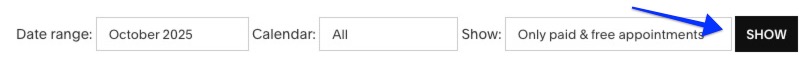 Une image montre les commandes du panneau des rapports, trois champs et un bouton sur une rangée horizontale. Les champs sont «&nbsp;Plage de dates&nbsp;», «&nbsp;Calendrier&nbsp;» et «&nbsp;Afficher&nbsp;». Juste à leur droite se trouve un bouton, également intitulé «&nbsp;Afficher&nbsp;». Une flèche pointe vers le bouton. 